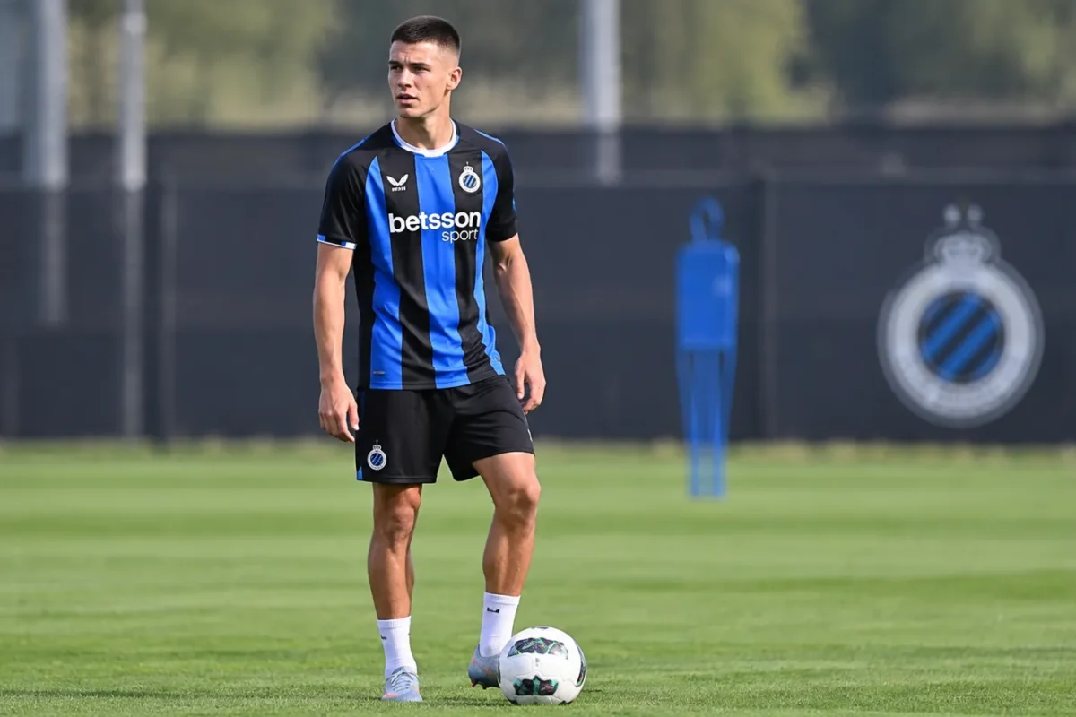Nicolo Tresoldi in het blauw-zwarte shirt van Club Brugge op het trainingsveld.
