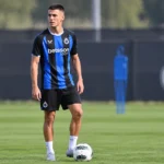 Nicolo Tresoldi in het blauw-zwarte shirt van Club Brugge op het trainingsveld.