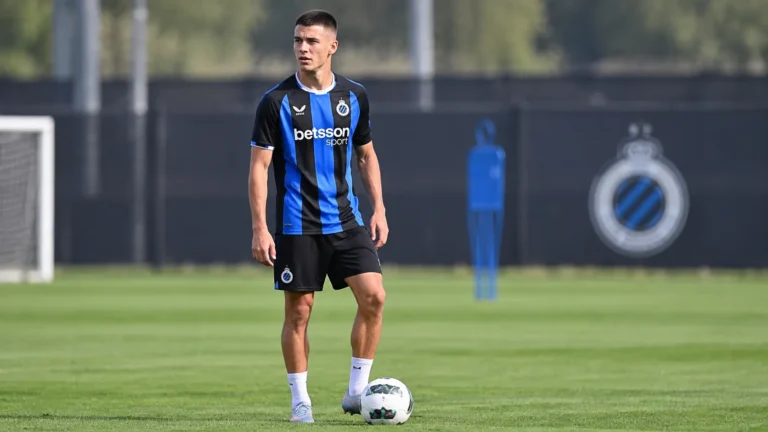 Nicolo Tresoldi in het blauw-zwarte shirt van Club Brugge op het trainingsveld.