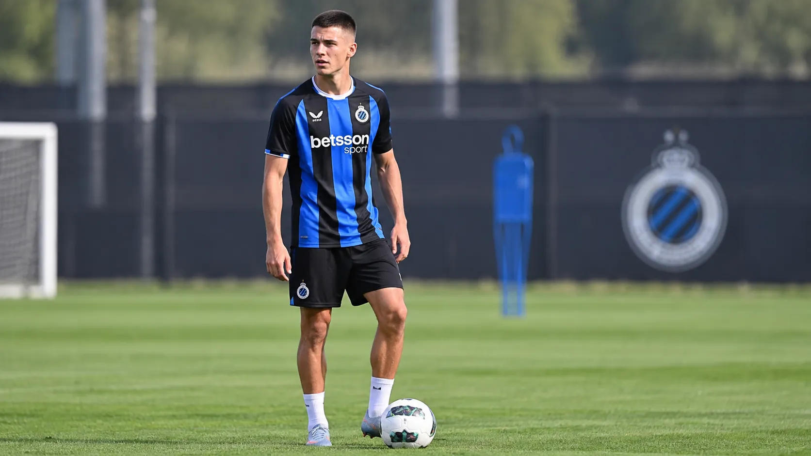Nicolo Tresoldi in het blauw-zwarte shirt van Club Brugge op het trainingsveld.