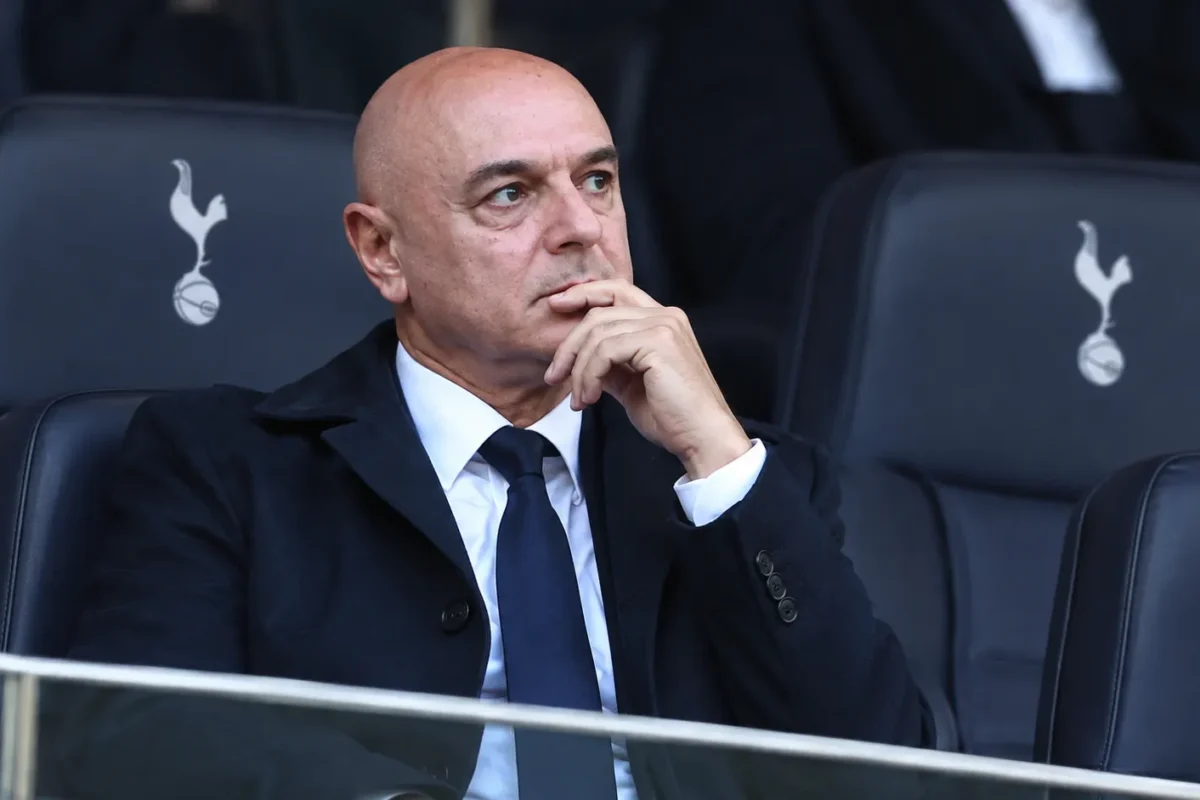 Daniel Levy in donker pak op de zitplaatsen van een stadiondirectie.