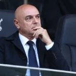Daniel Levy in donker pak op de zitplaatsen van een stadiondirectie.