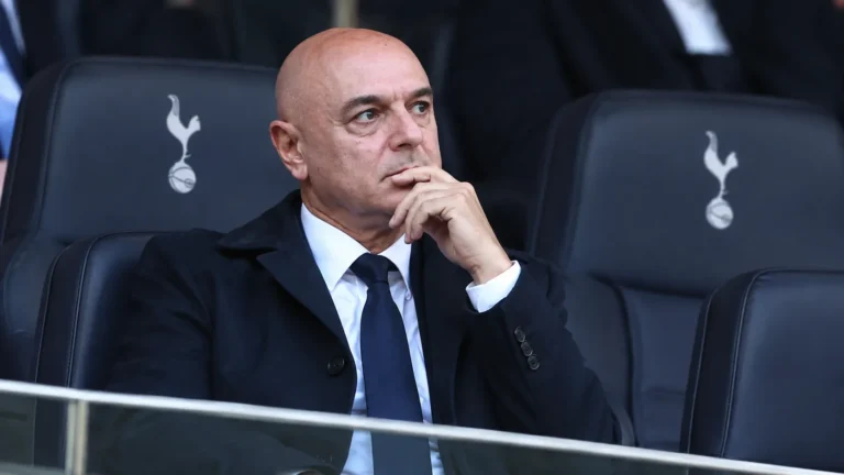 Daniel Levy in donker pak op de zitplaatsen van een stadiondirectie.