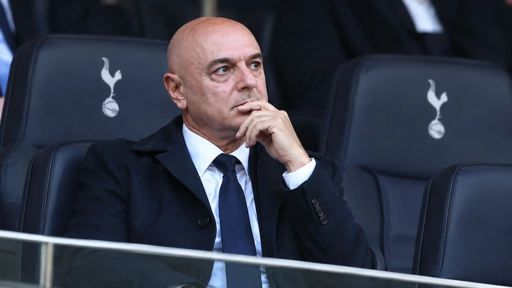 Daniel Levy in donker pak op de zitplaatsen van een stadiondirectie.