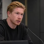 Kevin De Bruyne beantwoordt een vraag tijdens een rustig mediamoment bij de Rode Duivels.