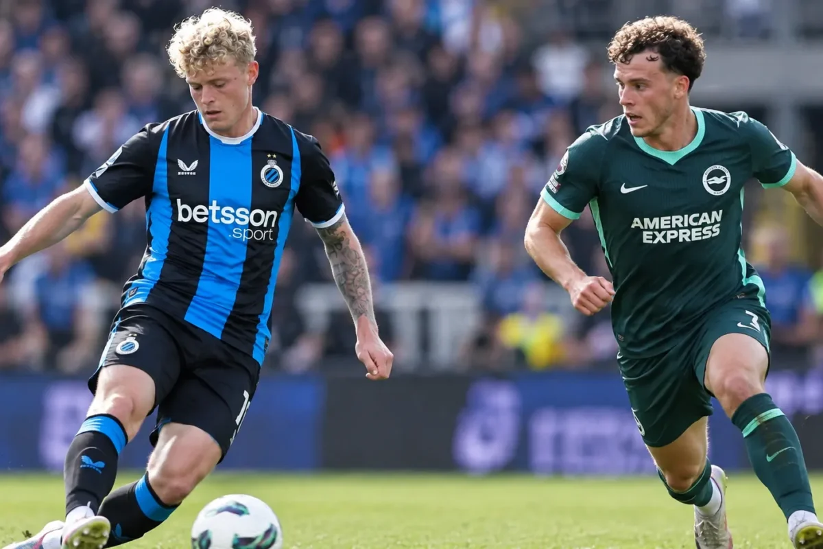 Twee voetballers in verschillende clubtenues tijdens wedstrijdactie.