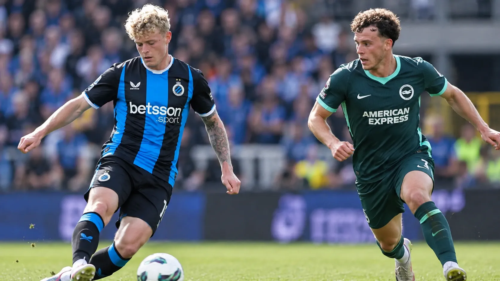Twee voetballers in verschillende clubtenues tijdens wedstrijdactie.