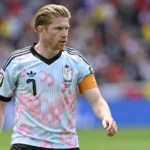 Kevin De Bruyne in het tenue van de Belgische nationale ploeg op het veld.