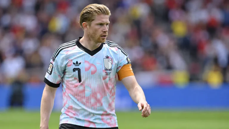Kevin De Bruyne in het tenue van de Belgische nationale ploeg op het veld.