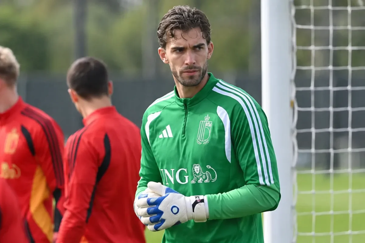 Jari De Busser staat tijdens een training van België naast het doelgebied.