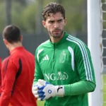 Jari De Busser staat tijdens een training van België naast het doelgebied.