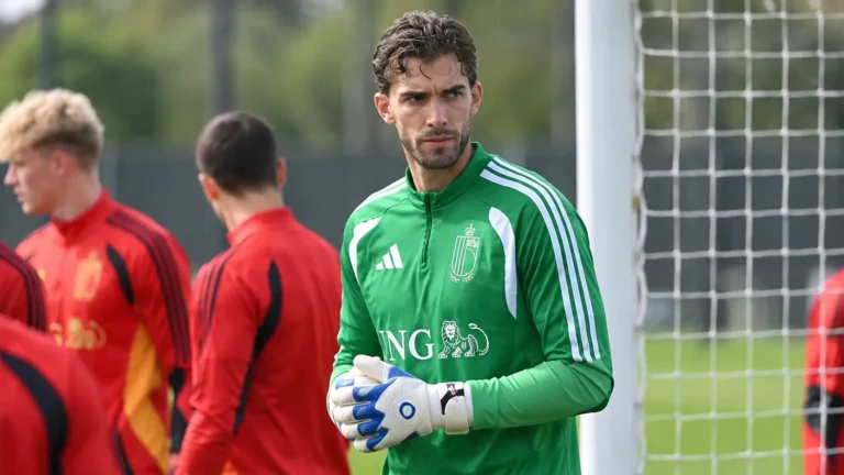 Jari De Busser staat tijdens een training van België naast het doelgebied.