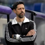Vítor Bruno kijkt vanuit de technische zone naar de opwarming van Anderlecht.