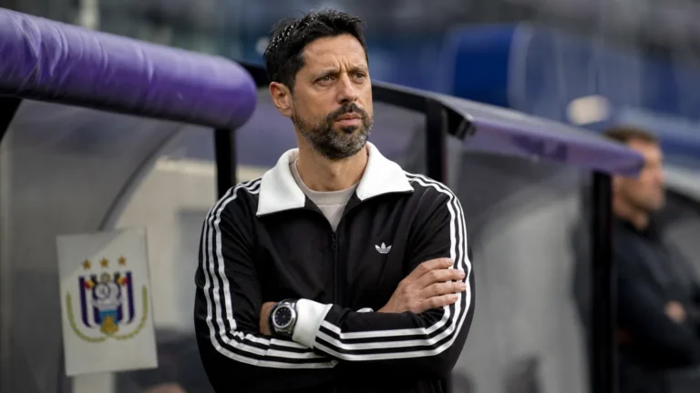 Vítor Bruno kijkt vanuit de technische zone naar de opwarming van Anderlecht.