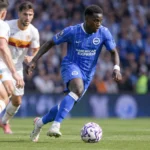 Yankuba Minteh dribbelt in het blauwe tenue van Brighton & Hove Albion.