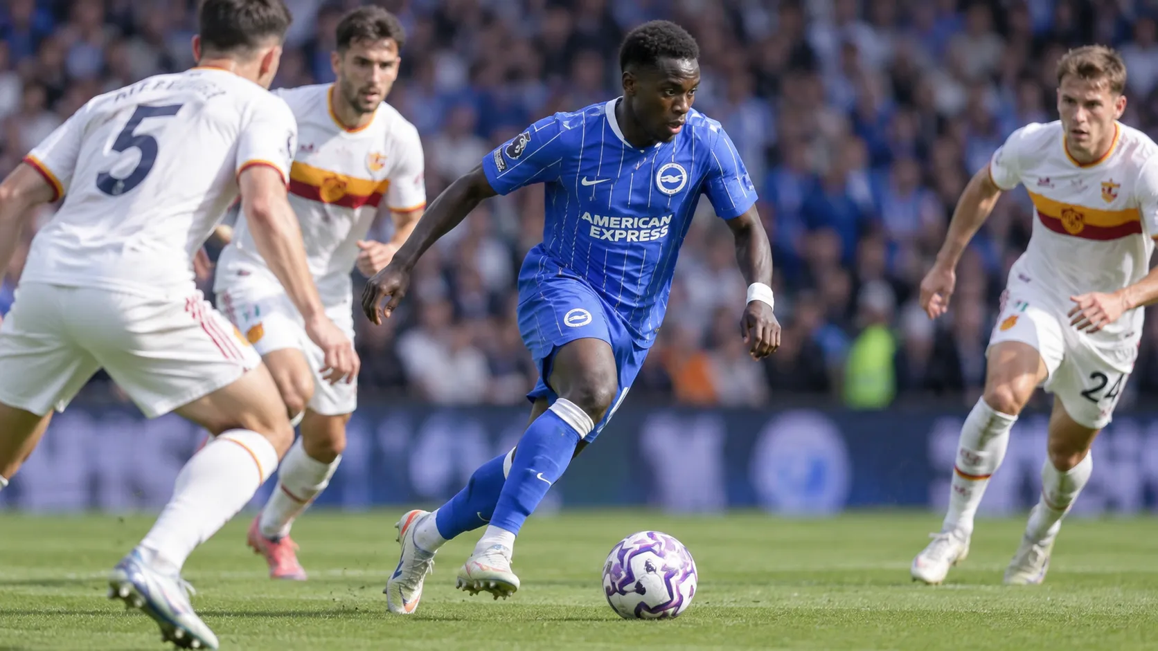 Yankuba Minteh dribbelt in het blauwe tenue van Brighton & Hove Albion.