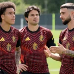 Drie spelers van de Belgische nationale ploeg tijdens een trainingsmoment op het veld.