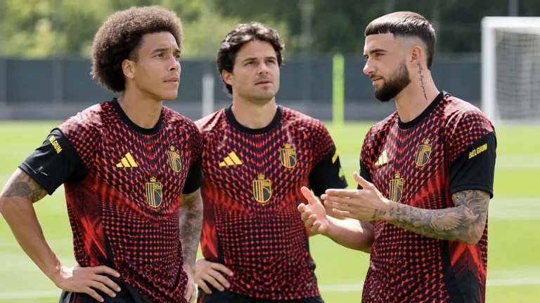 Drie spelers van de Belgische nationale ploeg tijdens een trainingsmoment op het veld.