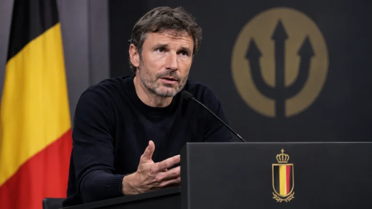 Mark van Bommel spreekt tijdens een persmoment van de Rode Duivels.