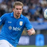 Kevin De Bruyne in blauw wedstrijdtenue tijdens een wedstrijdmoment.