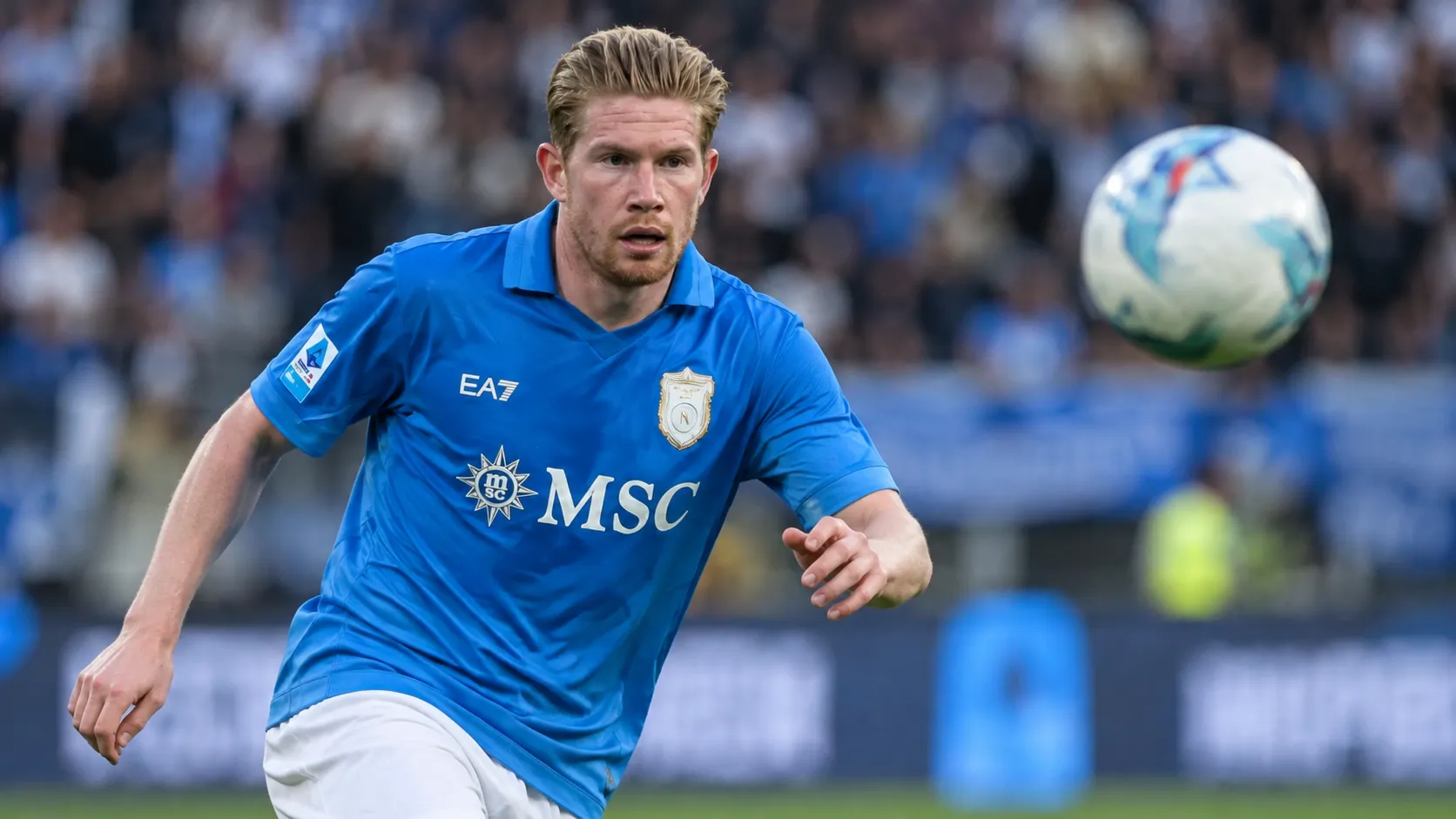 Kevin De Bruyne in blauw wedstrijdtenue tijdens een wedstrijdmoment.
