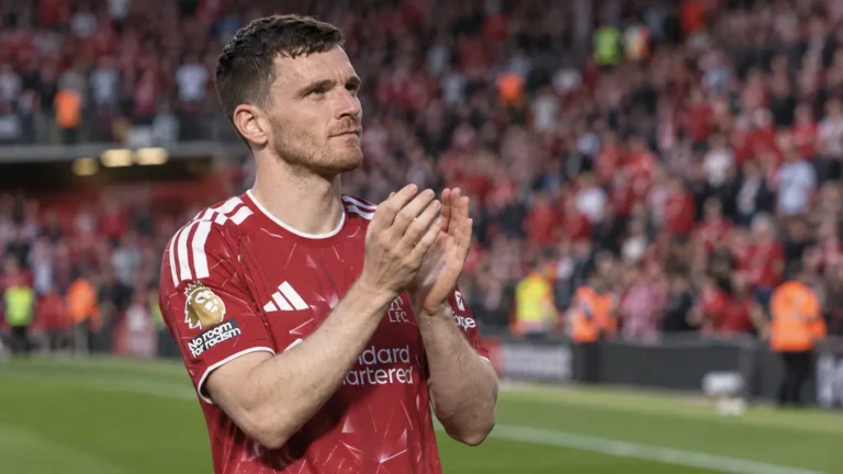 Andy Robertson applaudisseert in het Liverpool-tenue op het veld.