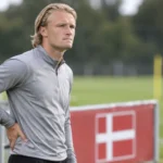 Kasper Dolberg staat aan de zijlijn van een training van Denemarken.