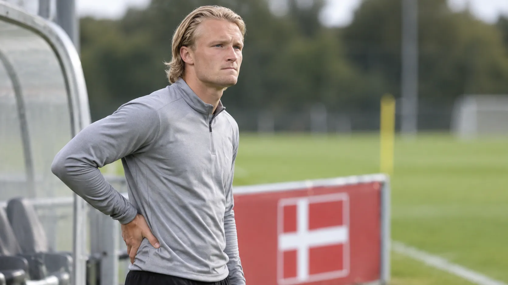 Kasper Dolberg staat aan de zijlijn van een training van Denemarken.