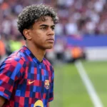 Lamine Yamal in het shirt van FC Barcelona langs de zijlijn.