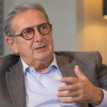 Georges Leekens tijdens een rustig interview in een binnenruimte.