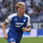 Nathan De Cat in het blauw-witte tenue van Hoffenheim tijdens een wedstrijd.