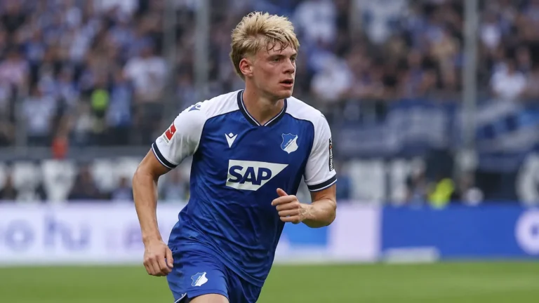Nathan De Cat in het blauw-witte tenue van Hoffenheim tijdens een wedstrijd.