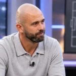 Steven Defour in een neutrale televisiestudio tijdens een voetbalgesprek.