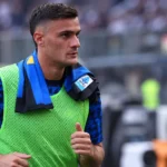 Aleksandar Stankovic warmt op langs de zijlijn van een Serie A-stadion.