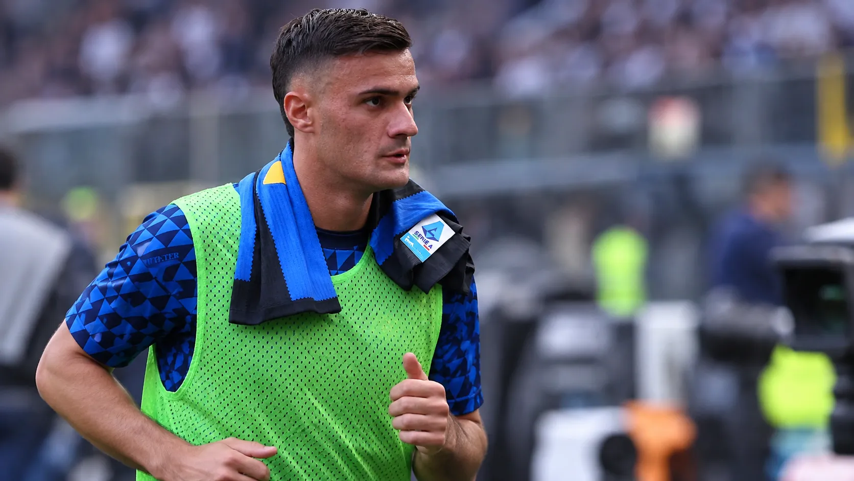Aleksandar Stankovic warmt op langs de zijlijn van een Serie A-stadion.