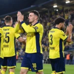 Een groep Union-spelers applaudisseert na een wedstrijd voor de supporters.