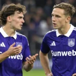 Twee Anderlecht-spelers in paars-blauwe wedstrijdkleding op het veld van Lotto Park.