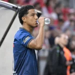 Anthony Valencia drinkt water naast het veld in zijn Antwerp-tenue.