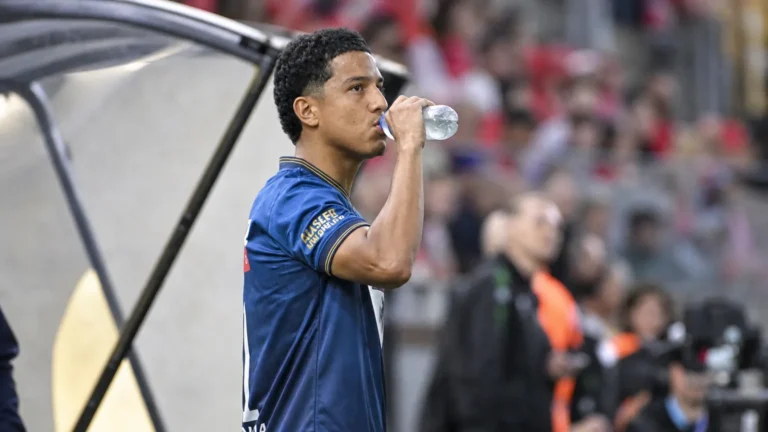 Anthony Valencia drinkt water naast het veld in zijn Antwerp-tenue.