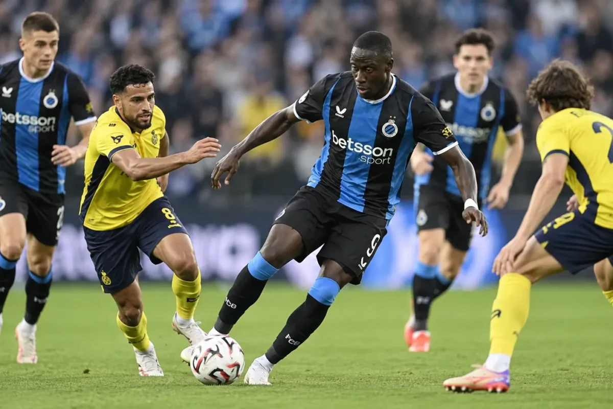 Club Brugge-spelers in zwart-blauwe tenues tijdens een competitiewedstrijd.
