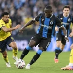 Club Brugge-spelers in zwart-blauwe tenues tijdens een competitiewedstrijd.