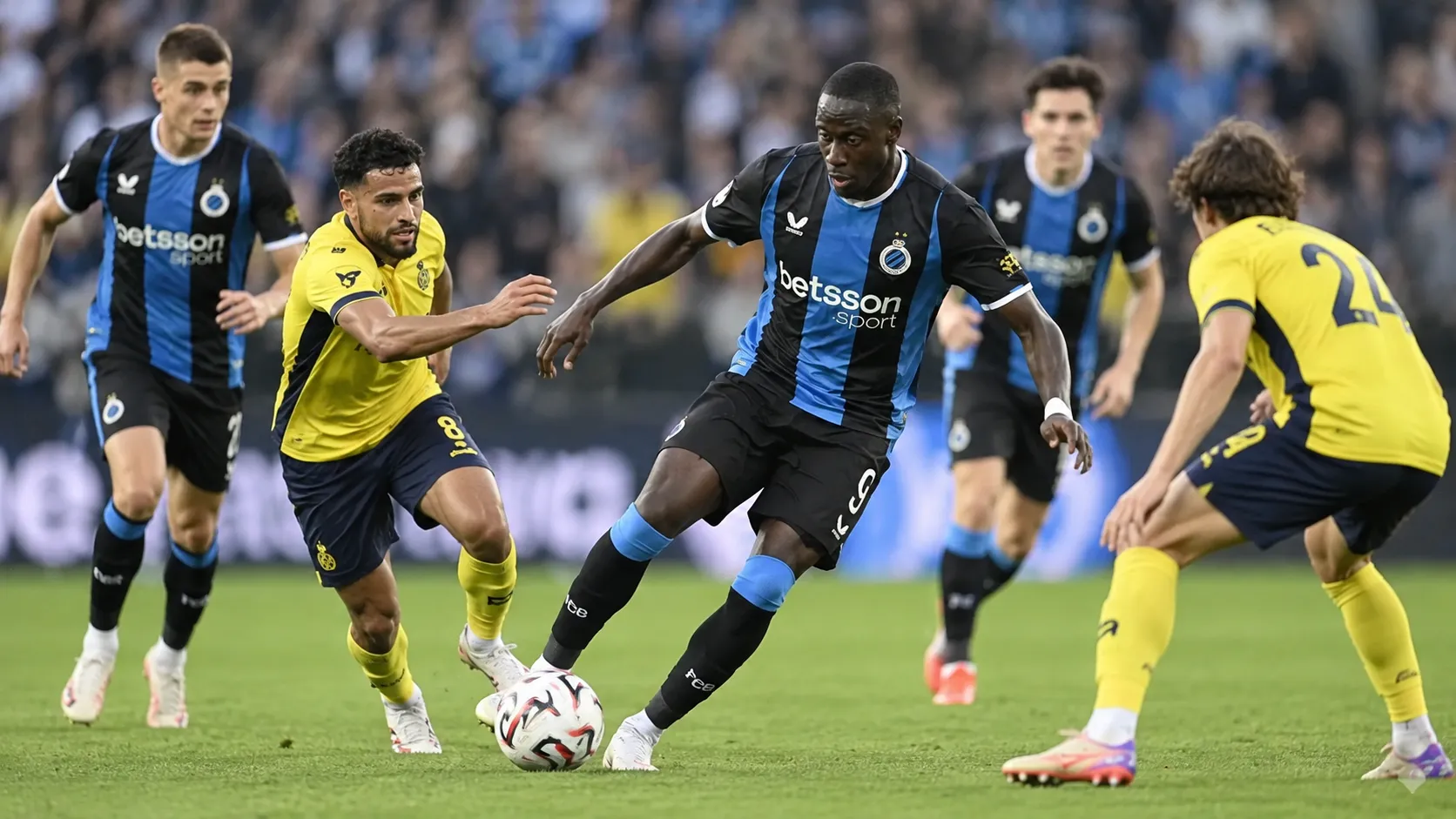Club Brugge-spelers in zwart-blauwe tenues tijdens een competitiewedstrijd.