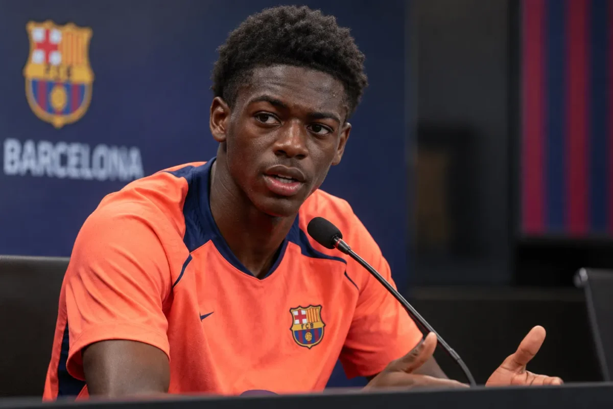 Jesse Bisiwu in het oranje tenue van FC Barcelona tijdens een rustig mediamoment.