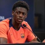 Jesse Bisiwu in het oranje tenue van FC Barcelona tijdens een rustig mediamoment.