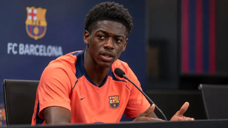 Jesse Bisiwu in het oranje tenue van FC Barcelona tijdens een rustig mediamoment.
