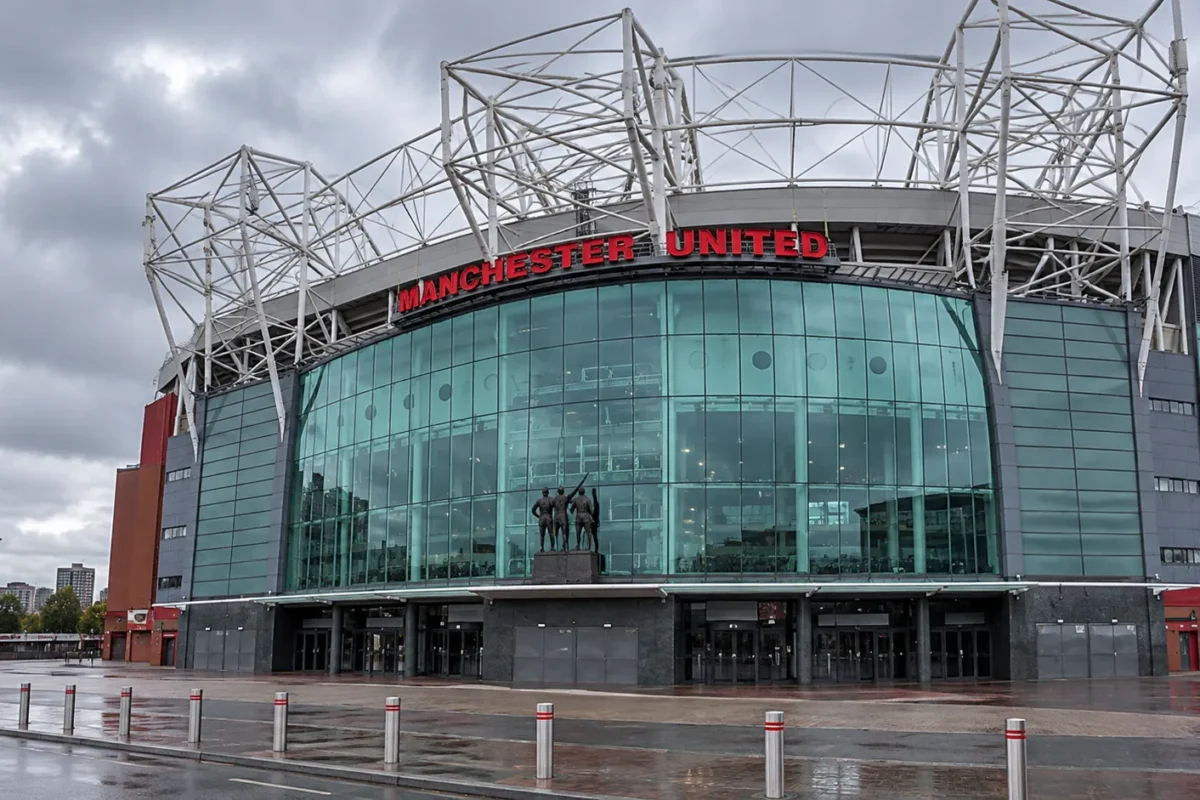 De buitenzijde van Old Trafford met het opschrift Manchester United.
