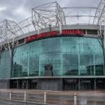 De buitenzijde van Old Trafford met het opschrift Manchester United.