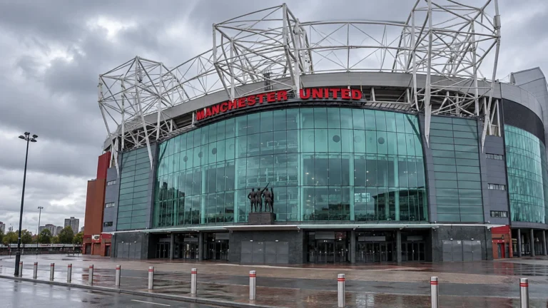 De buitenzijde van Old Trafford met het opschrift Manchester United.
