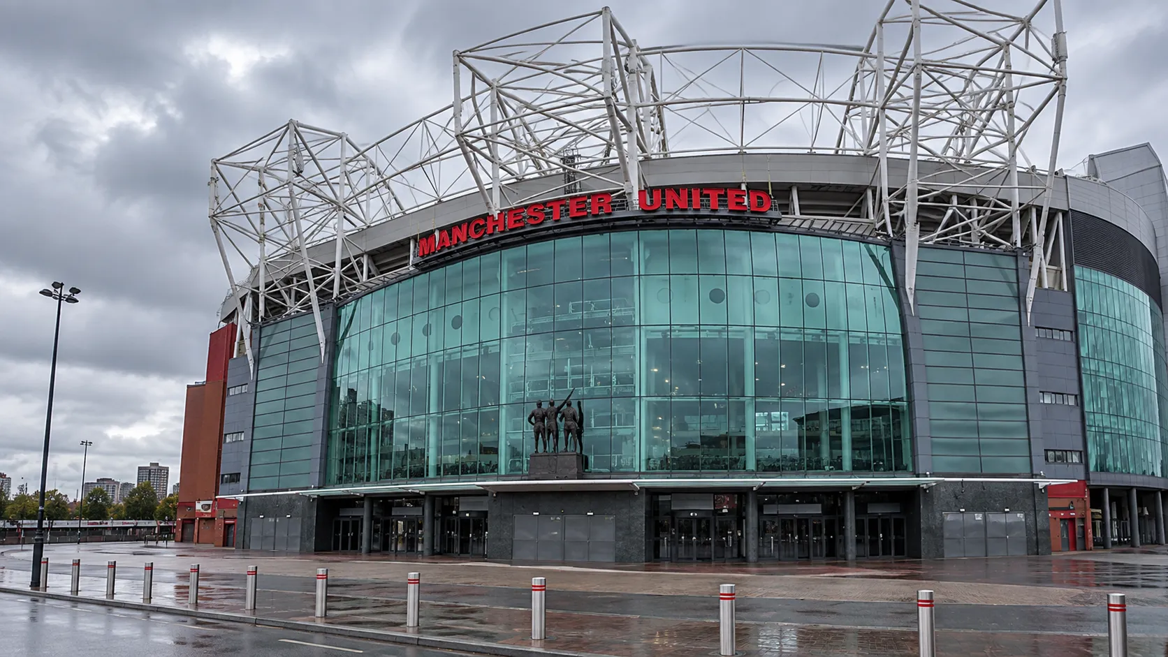 De buitenzijde van Old Trafford met het opschrift Manchester United.