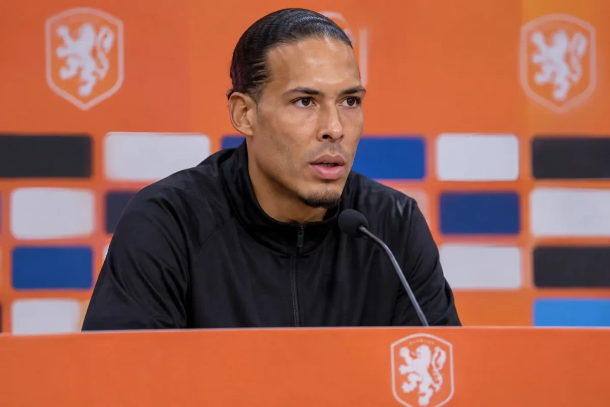 Virgil van Dijk beantwoordt een vraag tijdens een persconferentie van het Nederlands elftal.